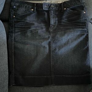 Size 10 gap denim skirt with small slit in back